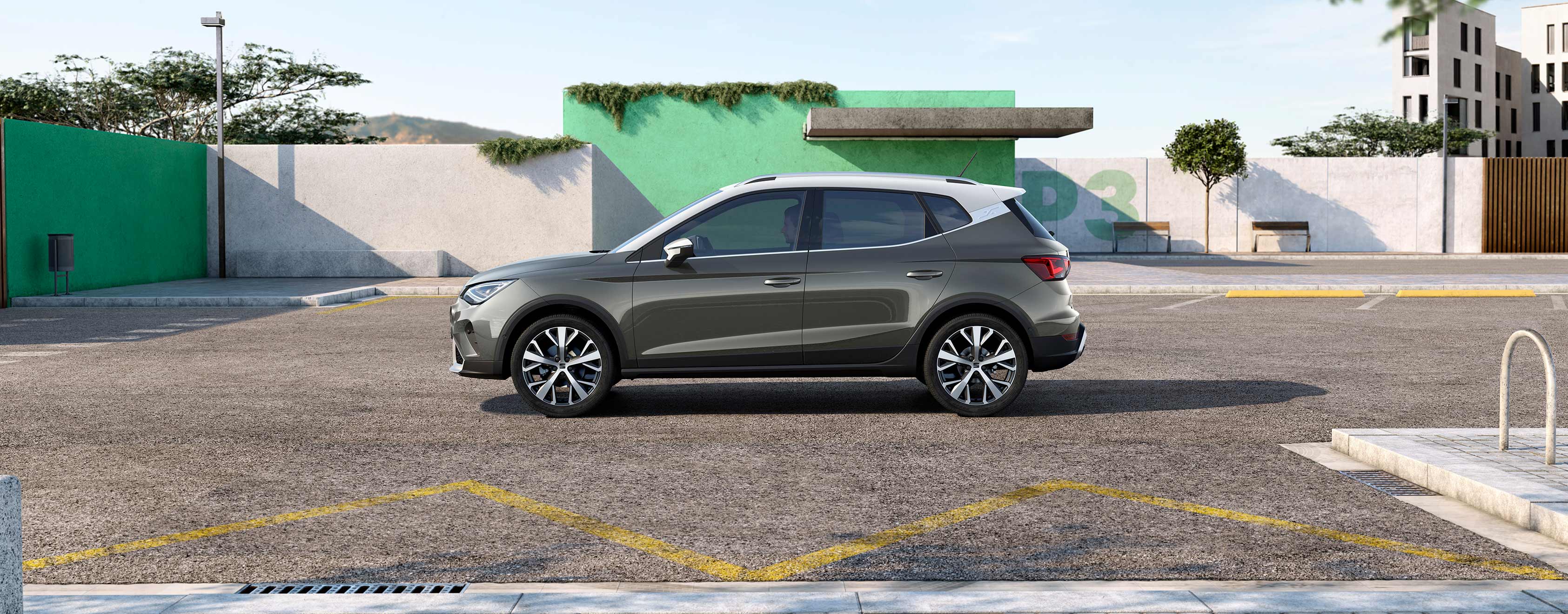 Seat Arona i färgen dark camouflage med tak i candy white, sedd bakifrån