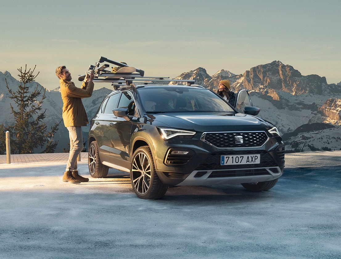man-stå-bredvid-sitt-ateca-med-snostativ-tillbehor
