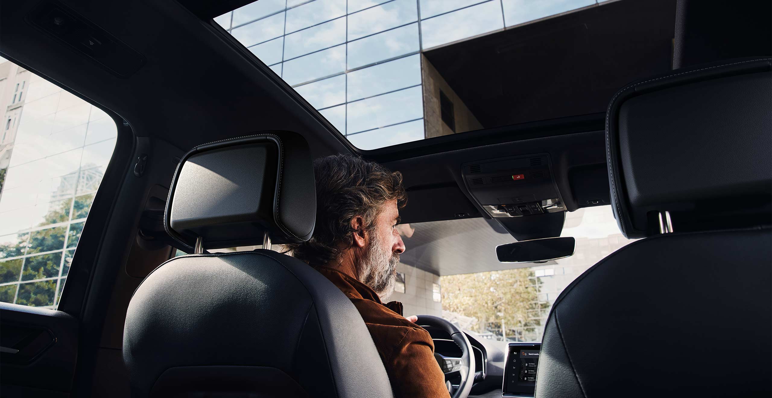 Man driving the SEAT Tarraco XPERIENCE.