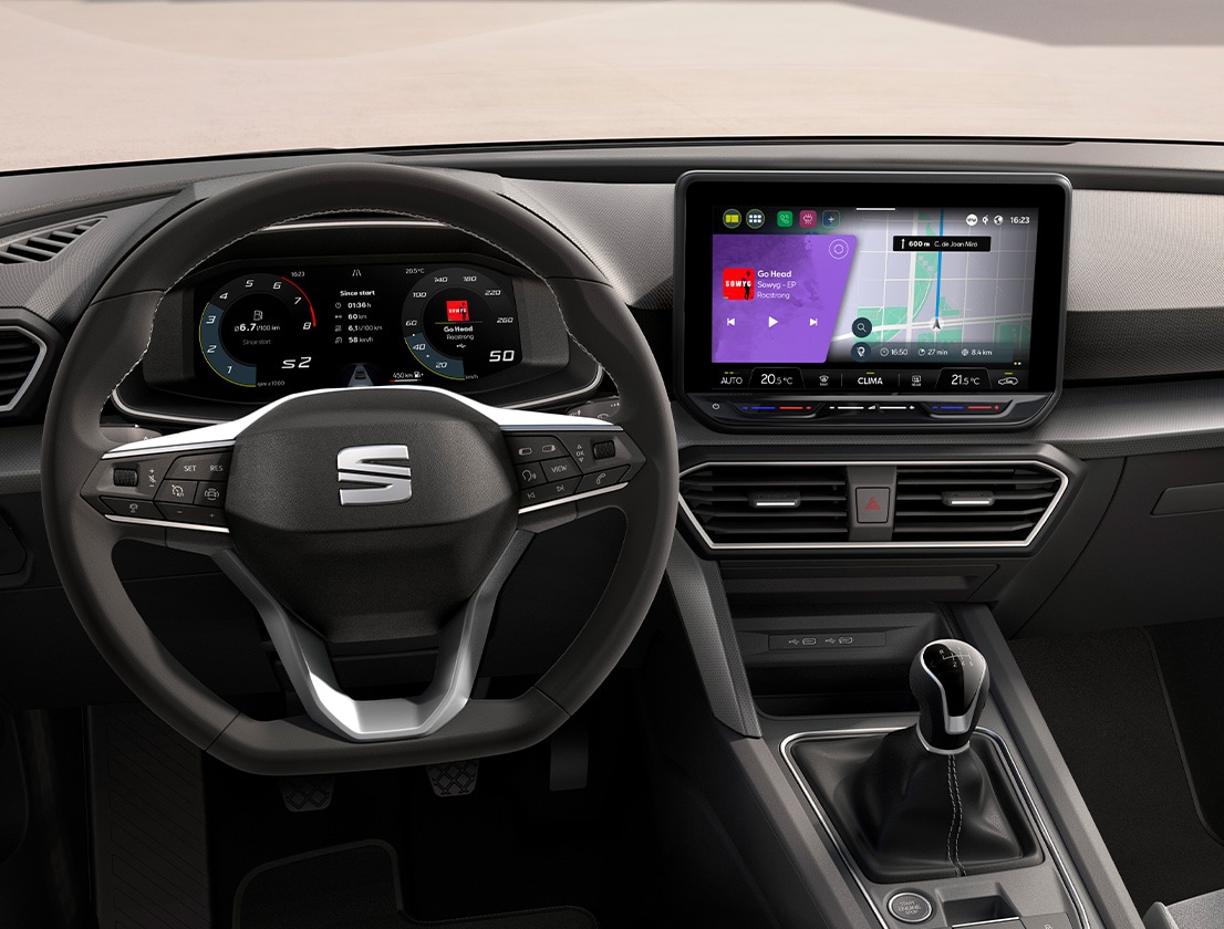 seat leon interiörbild på ratt och infotainmentdisplay 