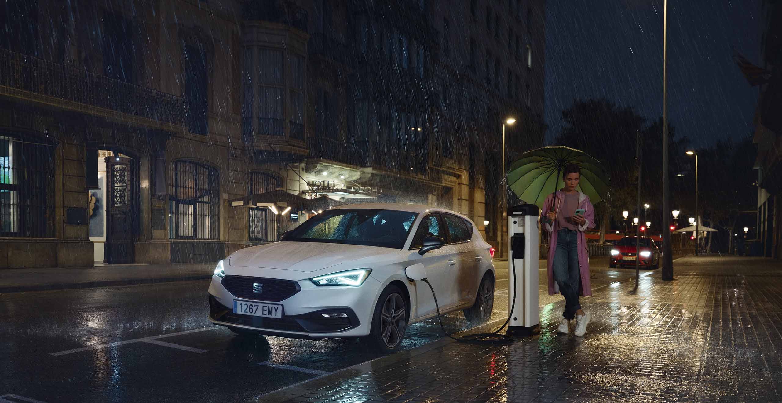 seat tarraco e-hybrid charging on the street 