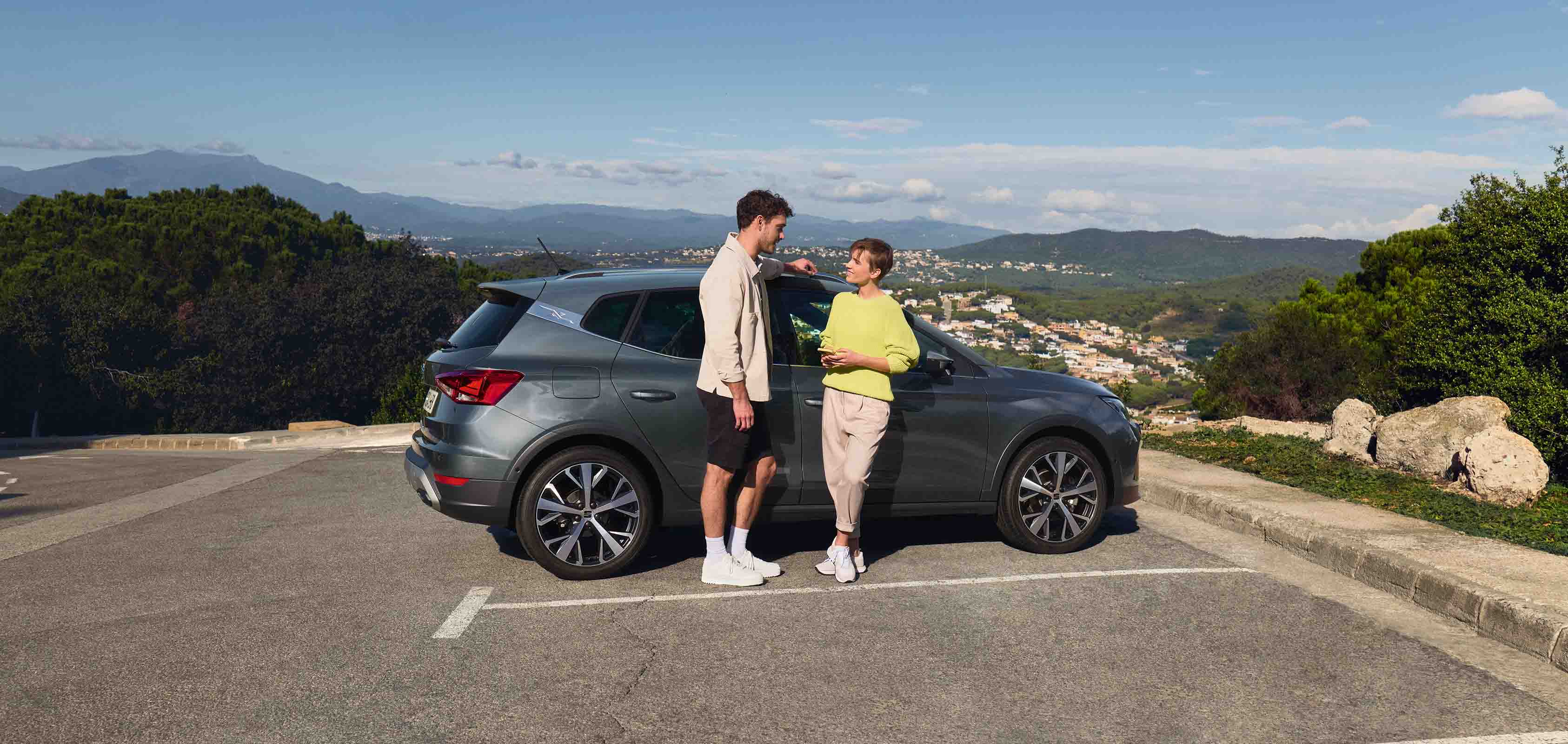 couple talking in front of the seat arona 