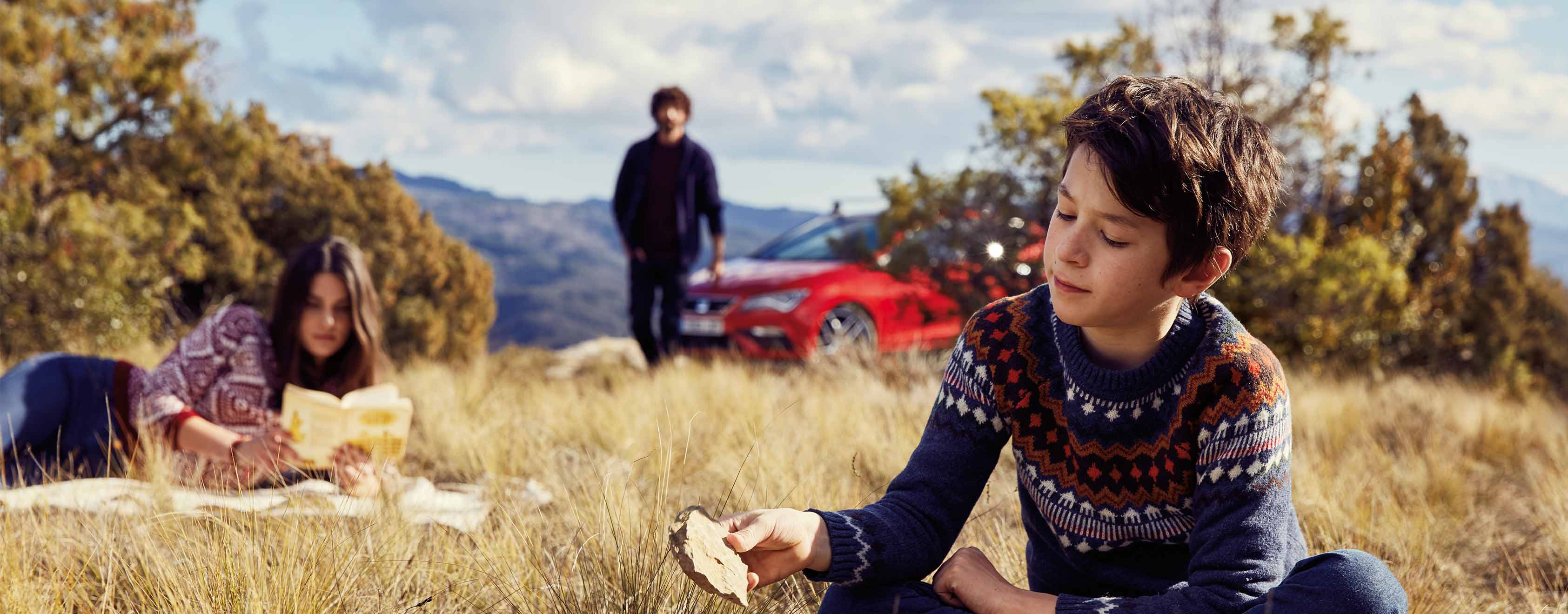familj-som-njuter-en-picknick-med-seat-leon