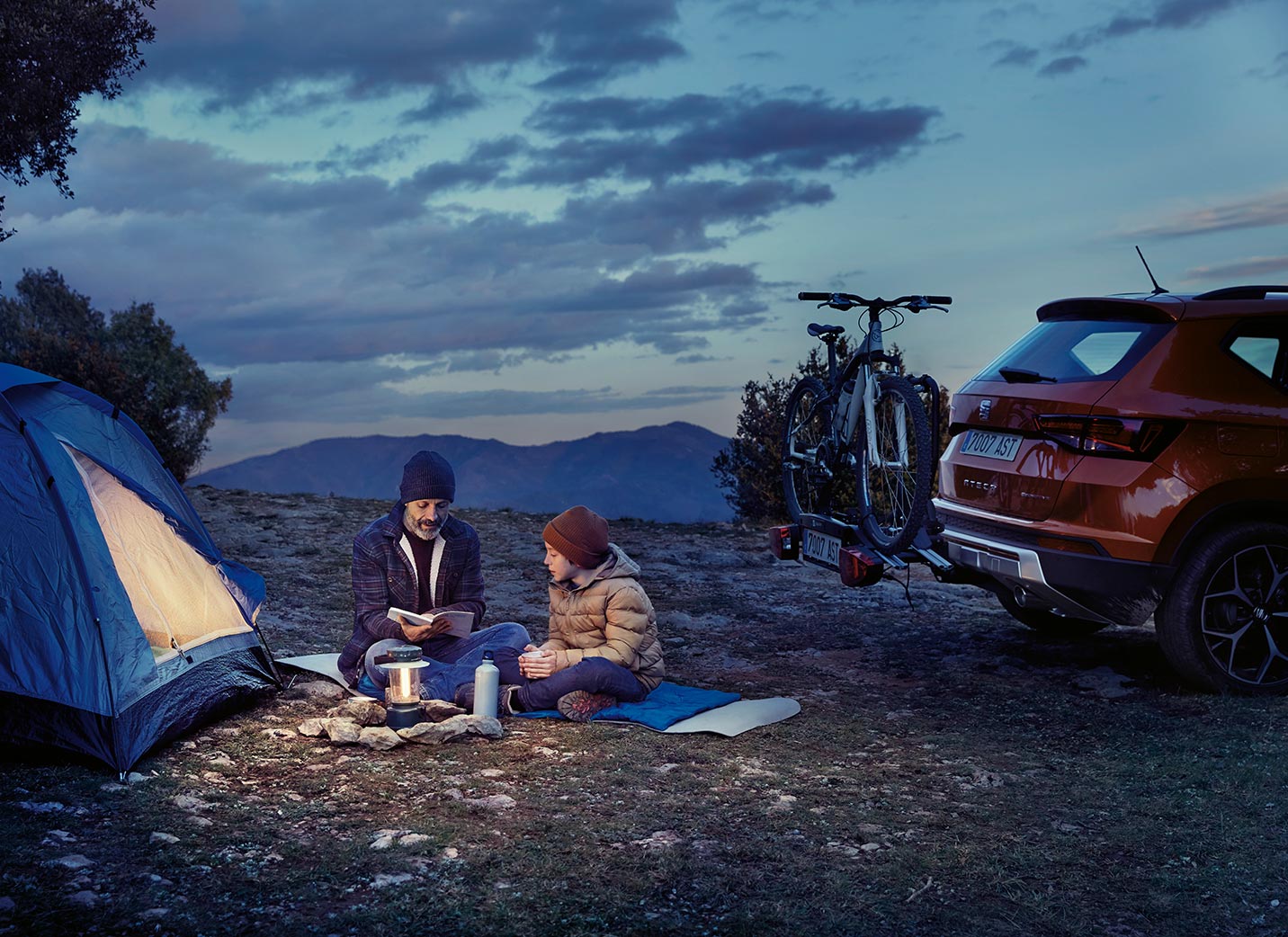 familj-i-en-camping-med-bilbakom
