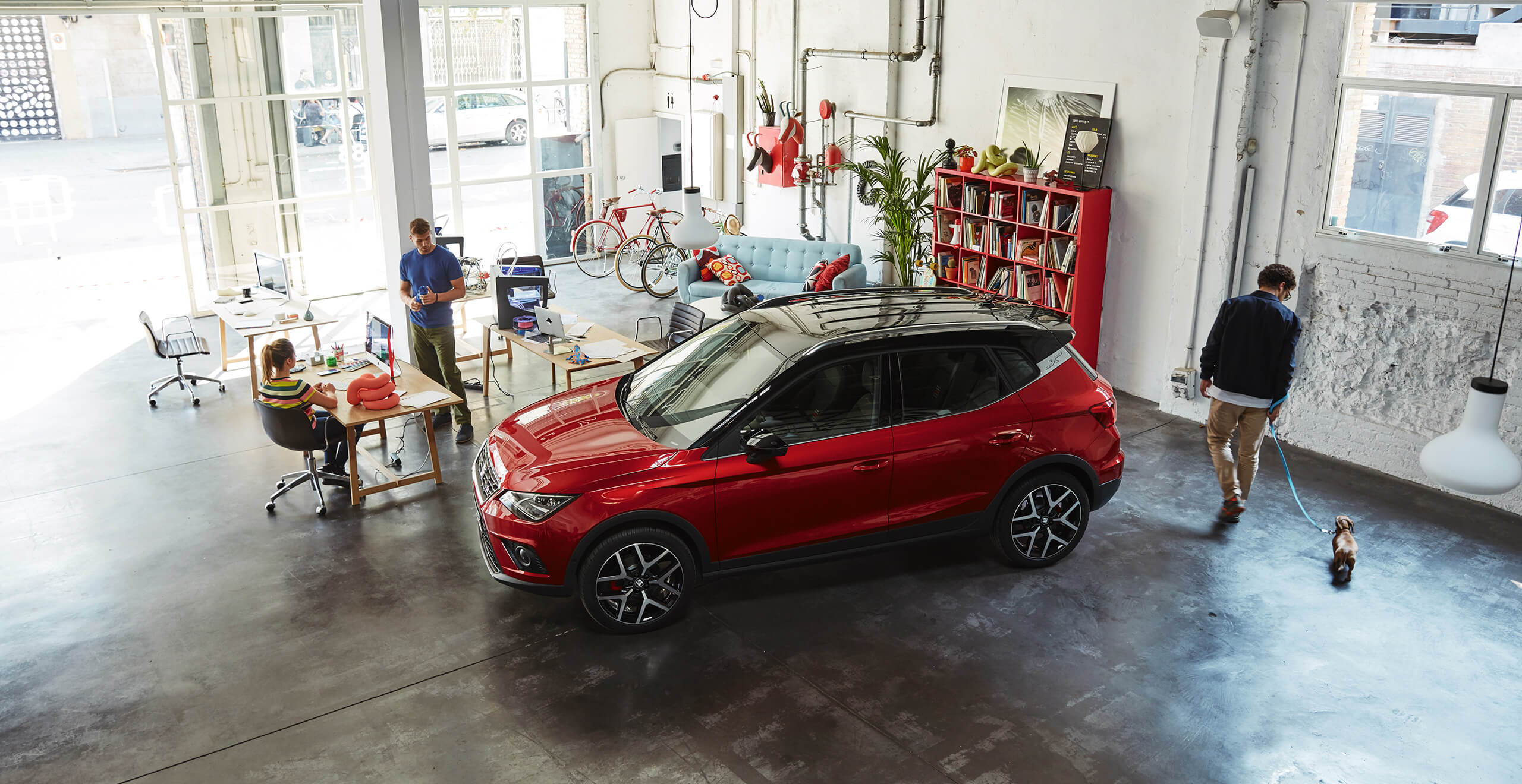 SEAT service och underhåll – SEAT originaldelar Arona crossover SUV i ett garage