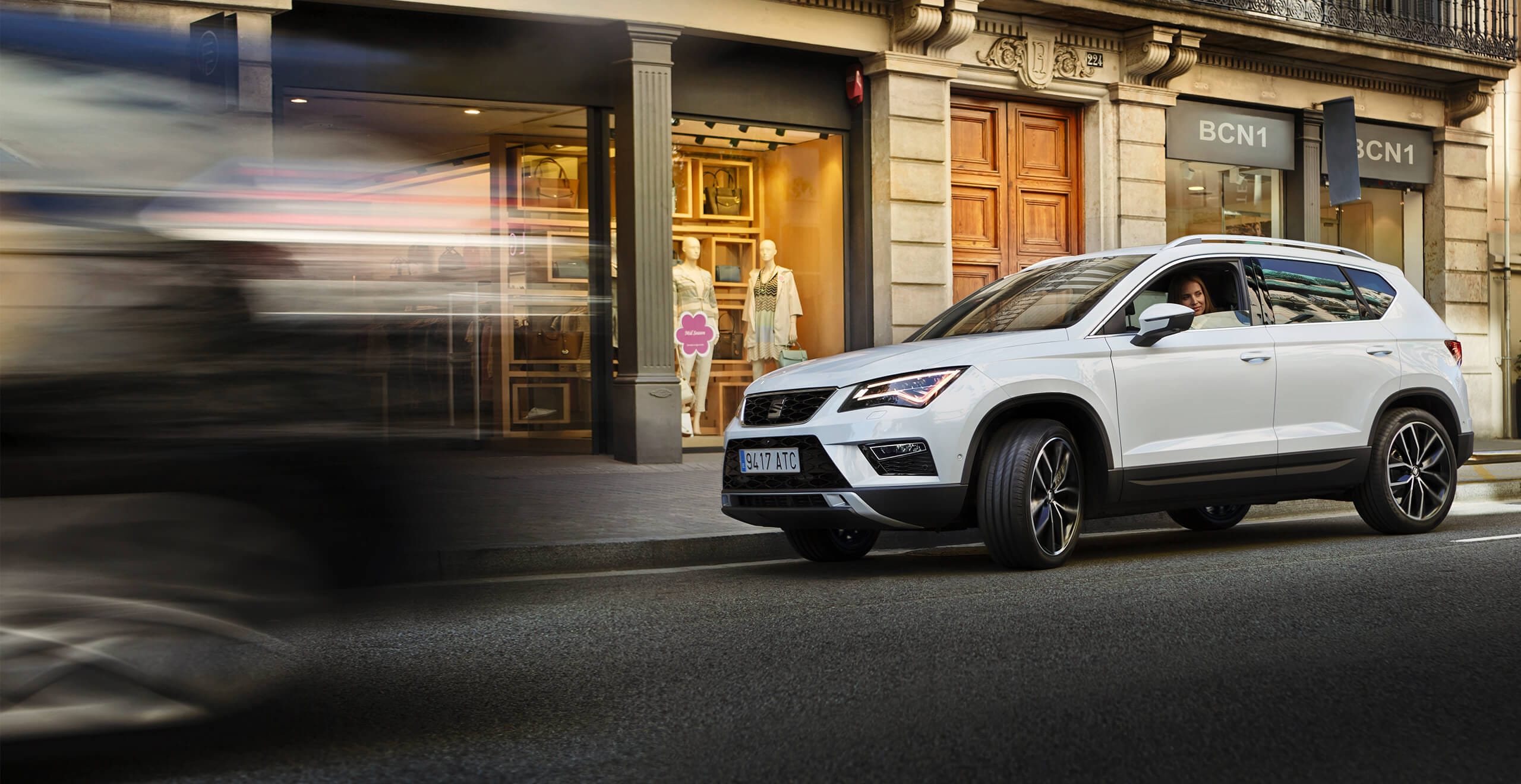 SEAT service och underhåll för nya bilar – vit SEAT Ateca SUV som körs i staden