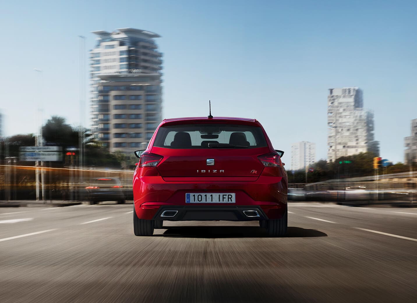 SEAT service och underhåll – Vy bakifrån över en SEAT Ibiza stadsbil (halvkombi) som körs