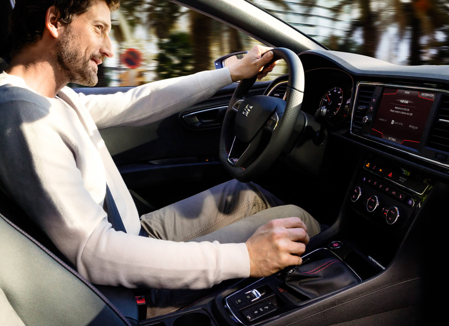 SEAT service och underhåll för nya bilar – interiörvy som visar en man som kör en ny SEAT-bil
