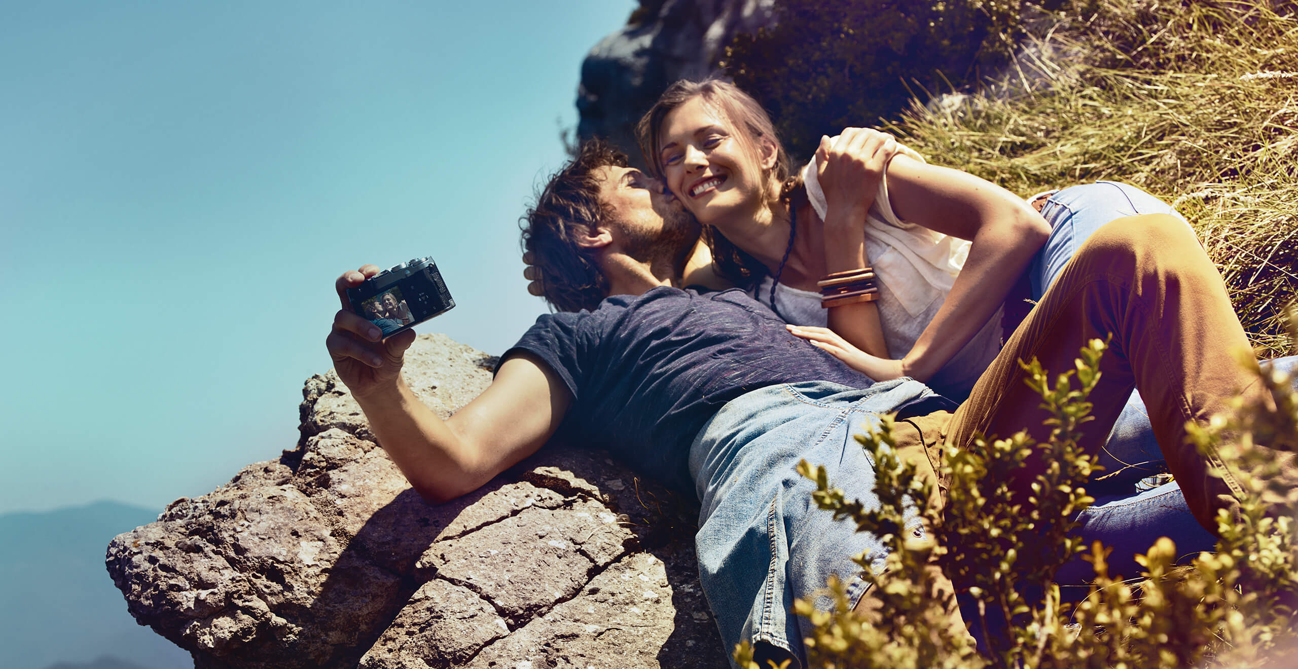 SEAT service och underhåll för nya bilar, garantiförlängning – Ett par som ligger ned i bergen och tar en selfie